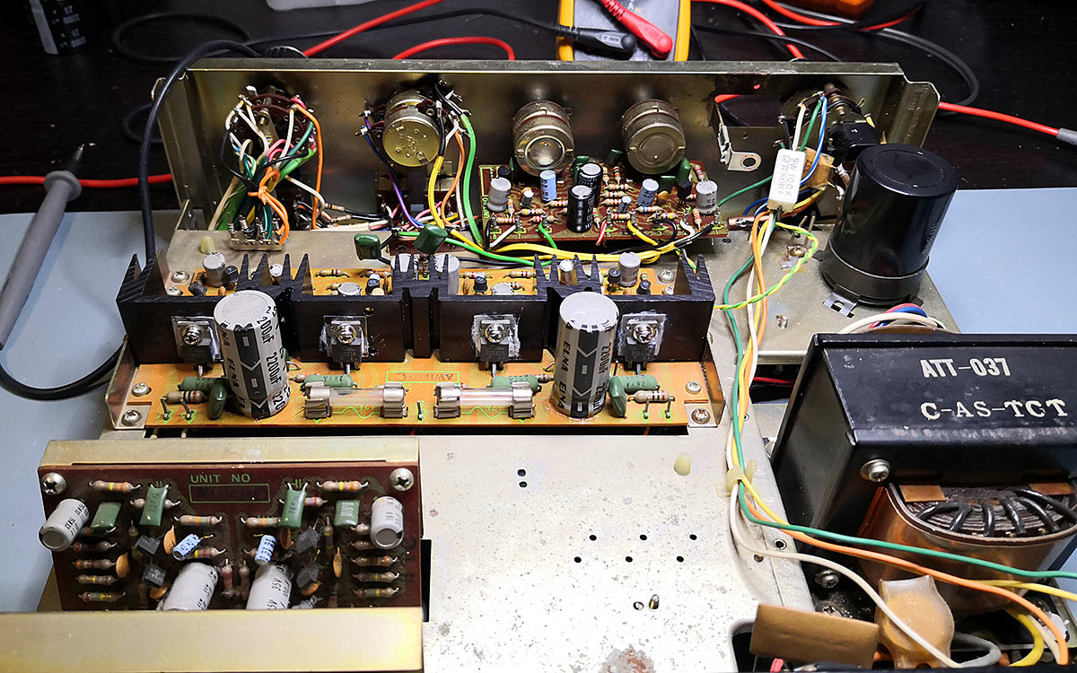 L'interno dell'amplificatore con l'aletta di raffreddamento e i finali di nuovo installata nel circuito stampato L'interno del Pioneer SA-500A