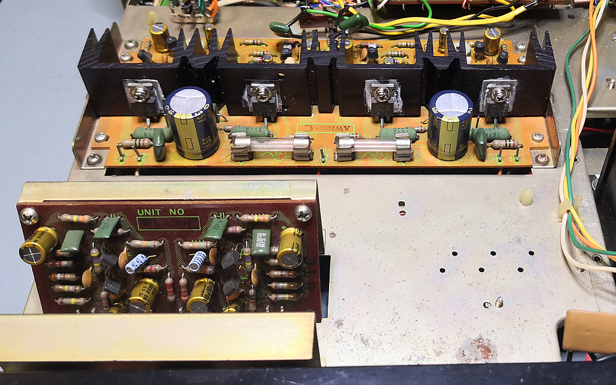 I nuovi condensatori con in primo piano i due nuovi condensatori di disaccoppiamento della Panasonic Pioneer SA-500A