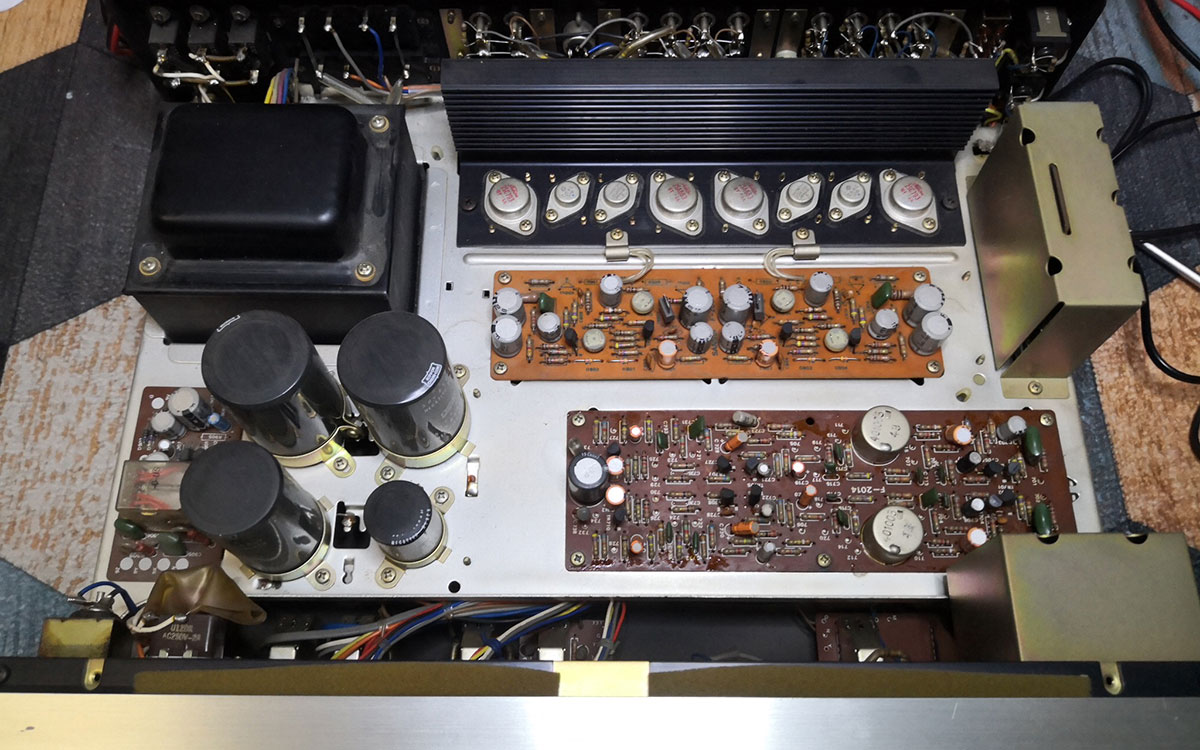 L'interno del Sansui AU-7500 prima del restauro