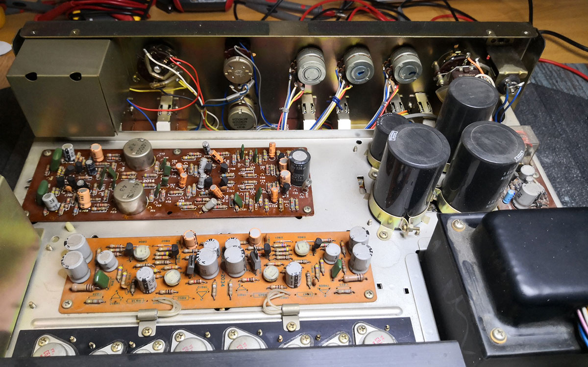 Un altra vista dell'interno del Sansui AU-7500 prima del restauro