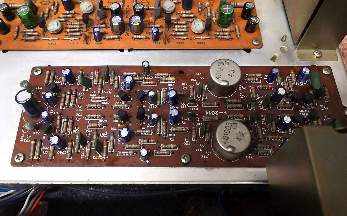 Lo stadio preamplificatore con le due induttanze dei toni medi inserite in un piccolo contenitore metallico