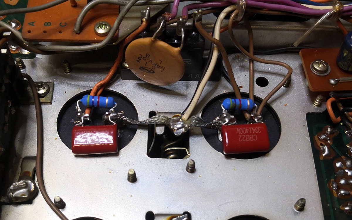 I nuovi condensatori da 0,33µF e le nuove resistenze da 4700 ohm