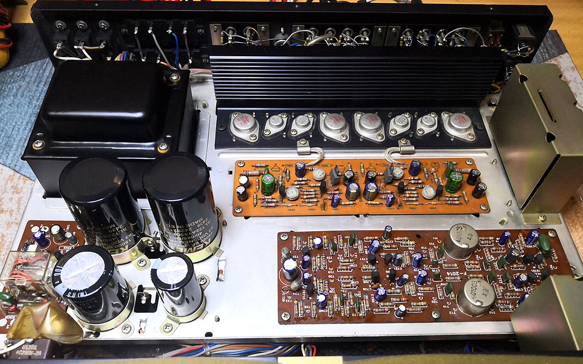 Vista interna del Sansui AU-7500 con i nuovi componenti