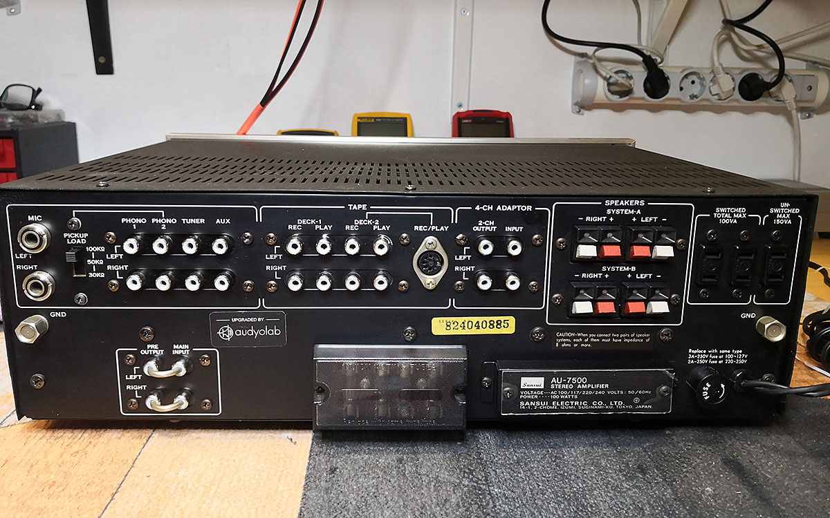 Il pannello posteriore del Sansui AU-7500